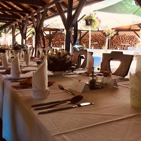 Restaurant A Penzion Pod Draci Skalou Karlštejn Exterior foto