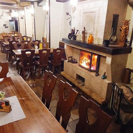Restaurant A Penzion Pod Draci Skalou Karlštejn Exterior foto