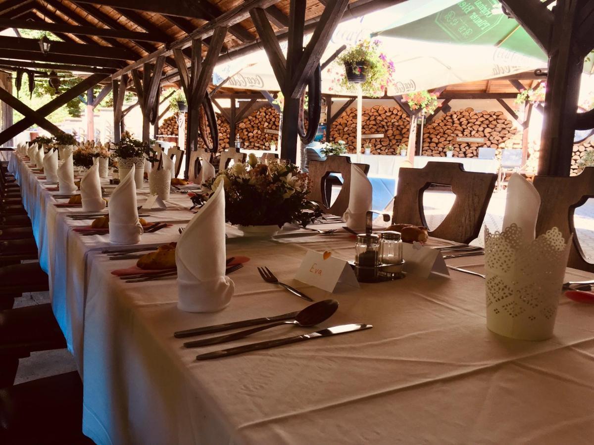 Restaurant A Penzion Pod Draci Skalou Karlštejn Exterior foto