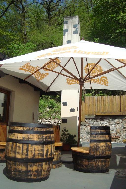 Restaurant A Penzion Pod Draci Skalou Karlštejn Quarto foto