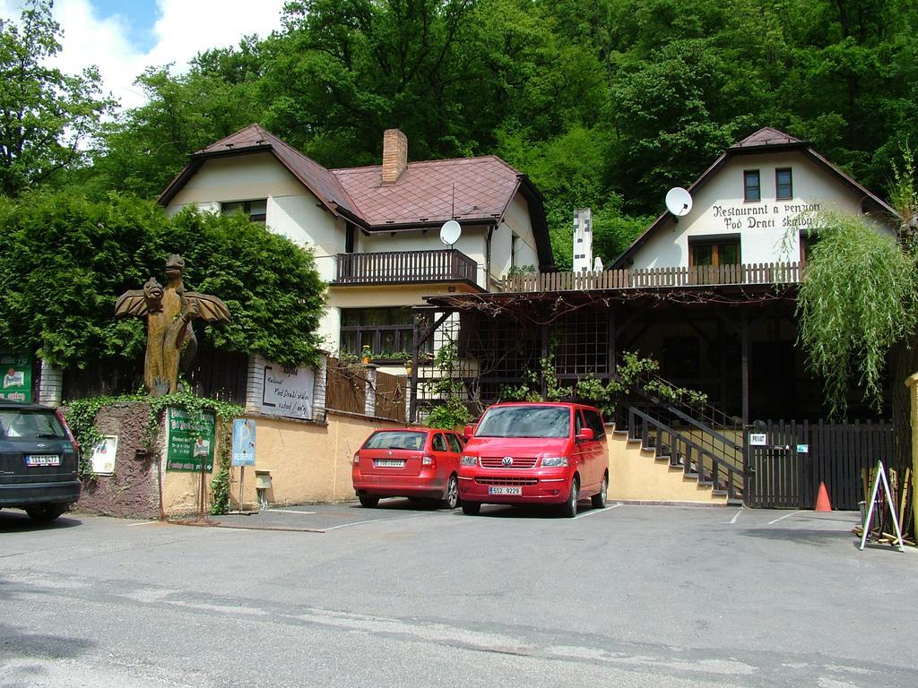 Restaurant A Penzion Pod Draci Skalou Karlštejn Exterior foto